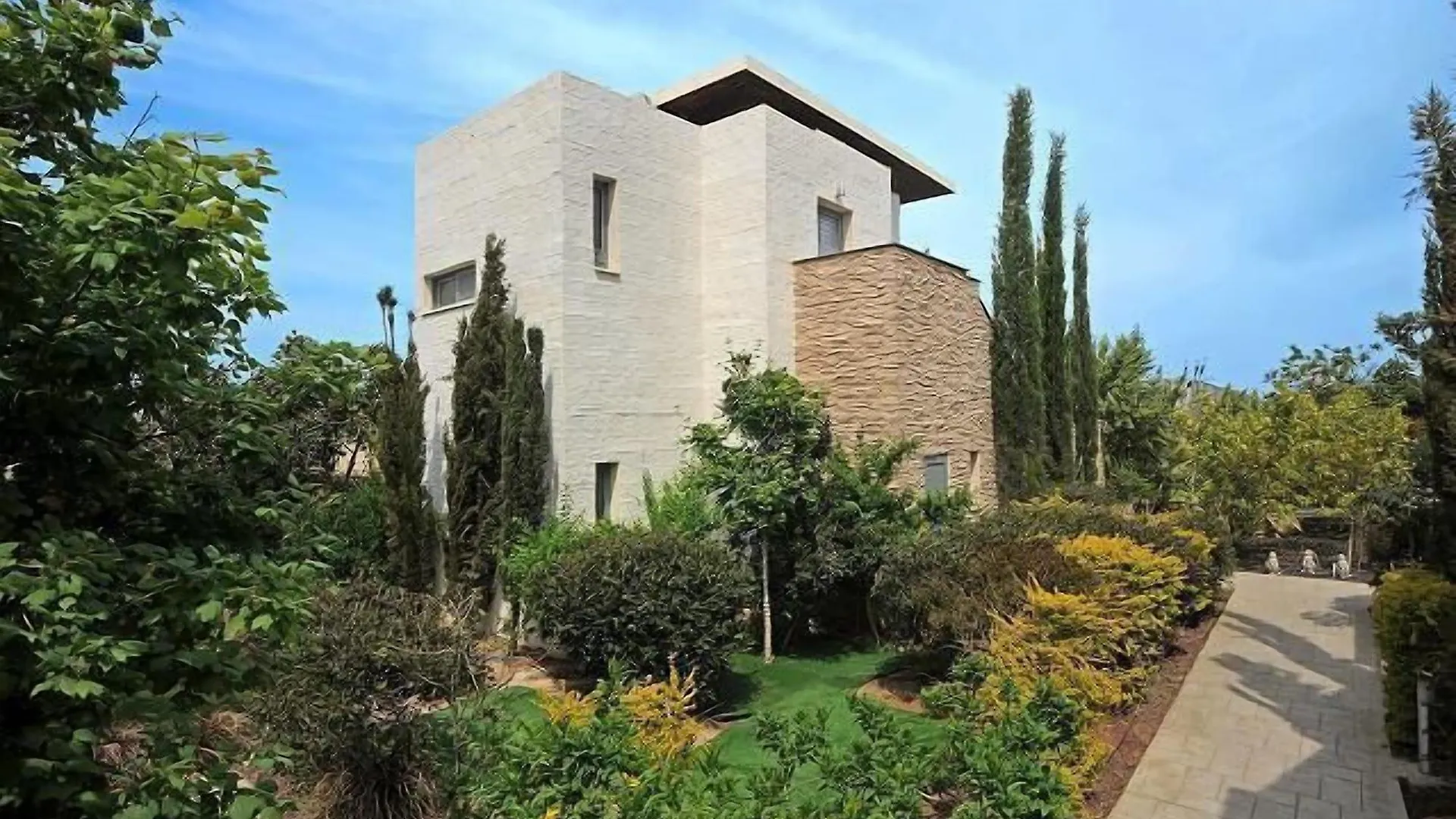 E-Hotel Larnaca Resort & Spa Perivólia Szálloda